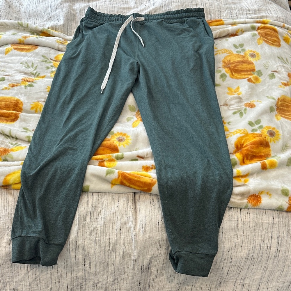 Vuori Green joggers size M